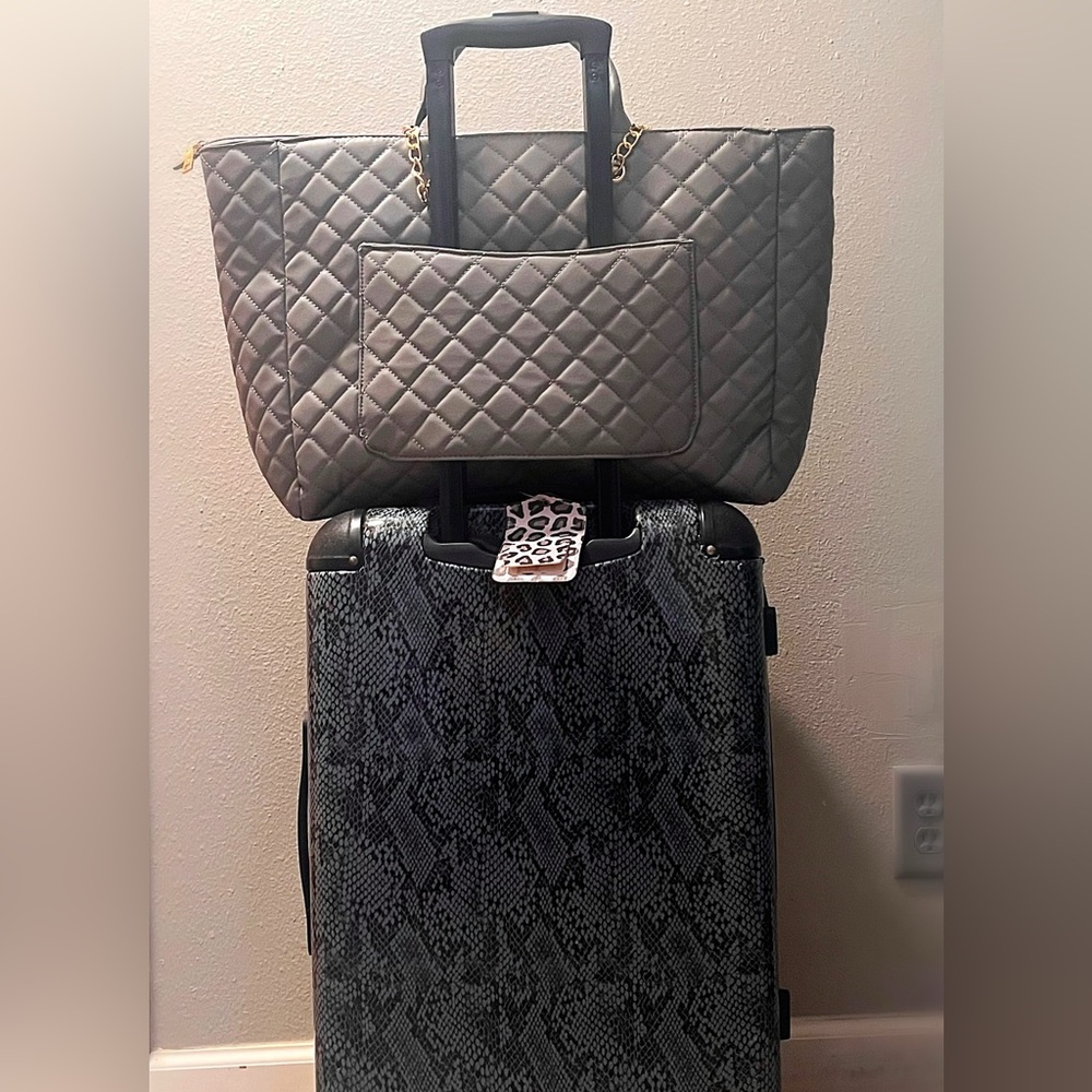 Gilda Paris Large Grey Quilted Travel Tote Bag with Gold Hardware - Picture 3 of 9